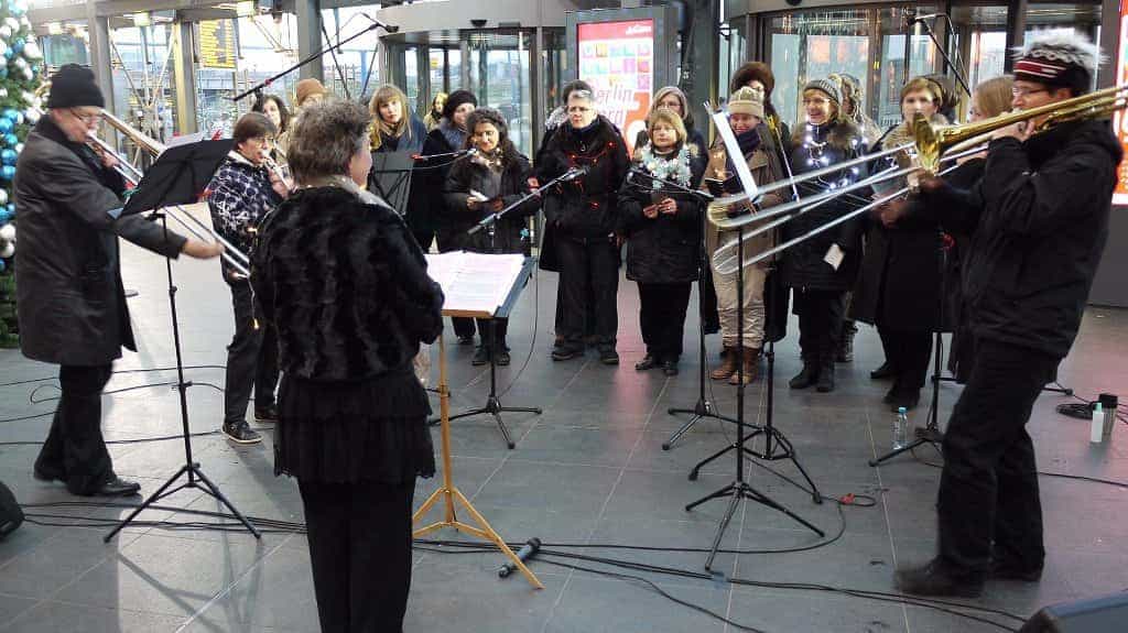 04-2013-mit-den-Singfrauen-im-Hbf-Dez