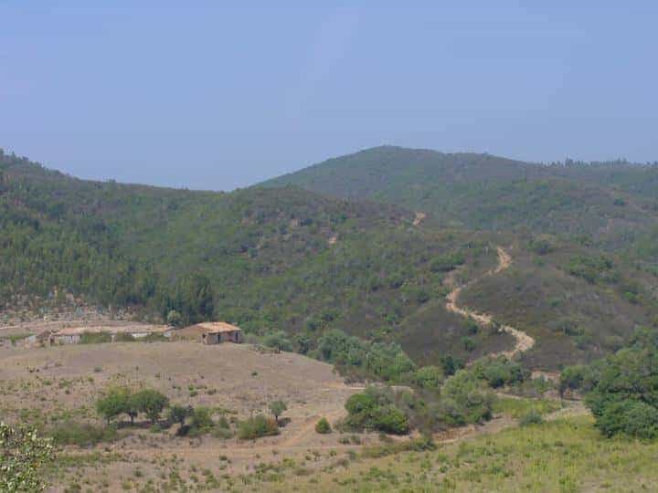 Tour in die Berge Richtung Monchique - Landschaft mit verlassenem Hof